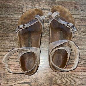 Women's size 38 barely worn Birkenstock leather sandals